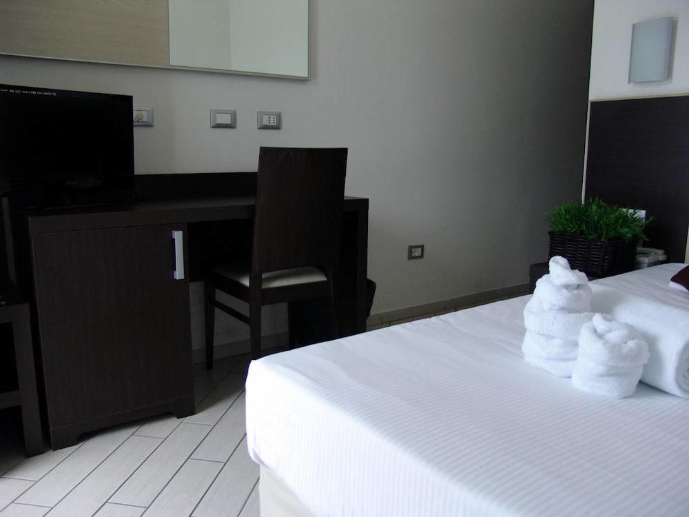 Hotel Paradise Airport Forlì Exteriör bild