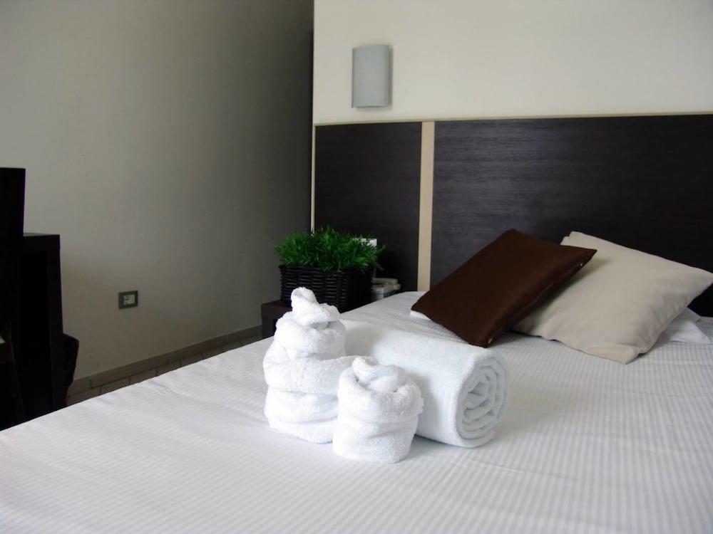 Hotel Paradise Airport Forlì Exteriör bild