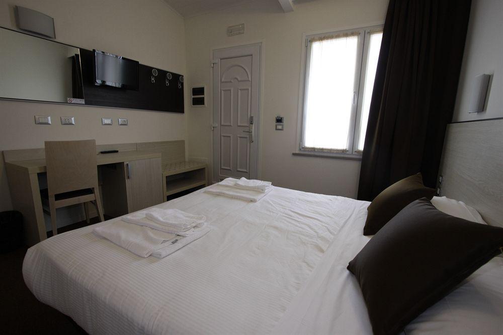 Hotel Paradise Airport Forlì Exteriör bild