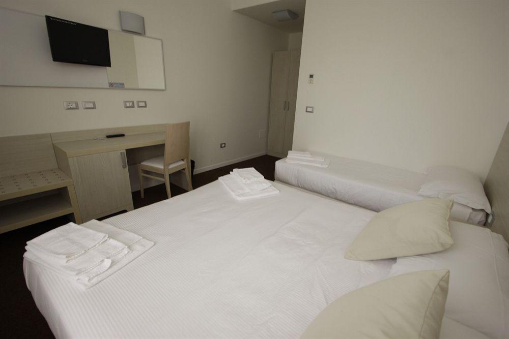Hotel Paradise Airport Forlì Exteriör bild