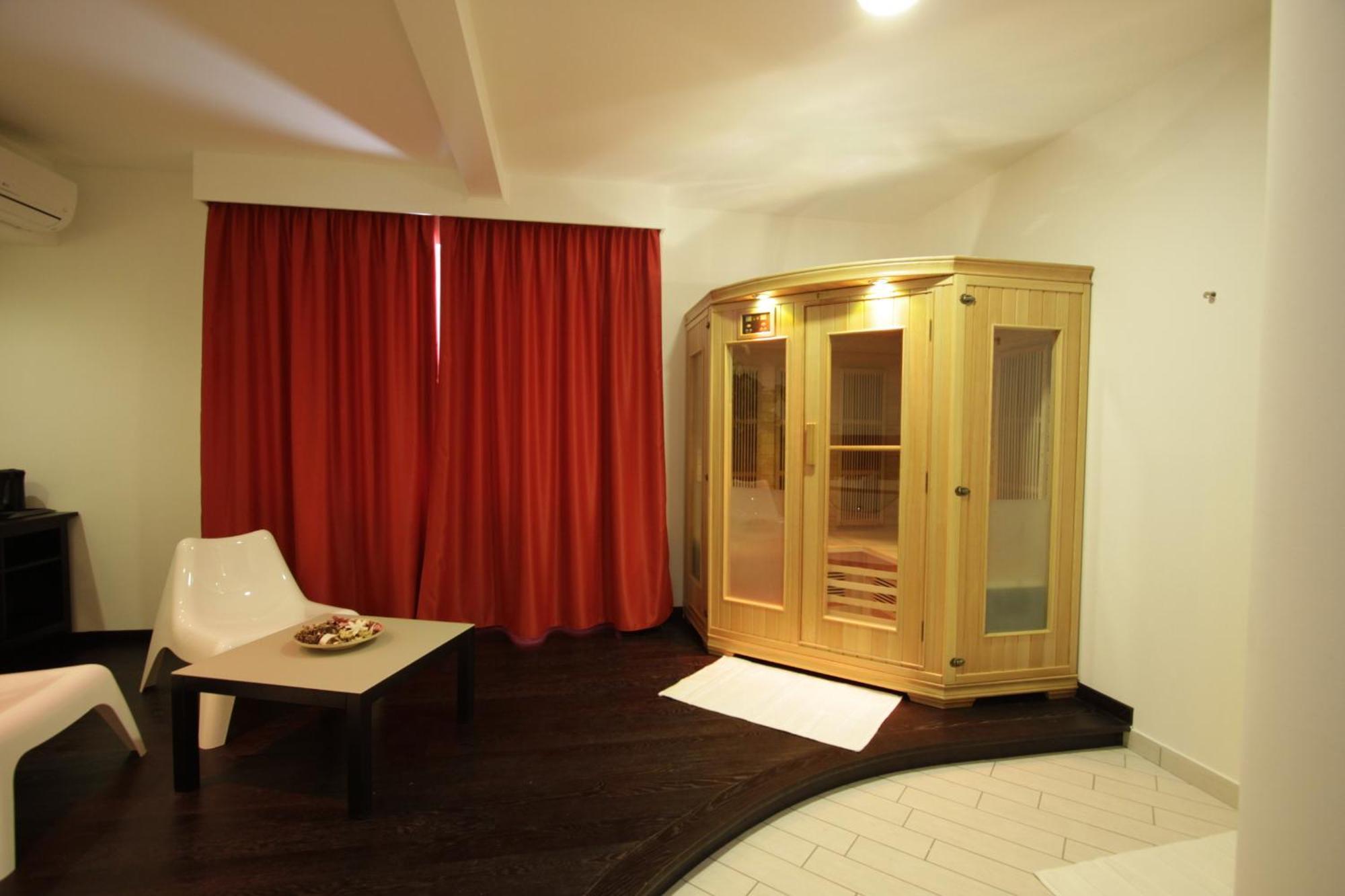 Hotel Paradise Airport Forlì Exteriör bild