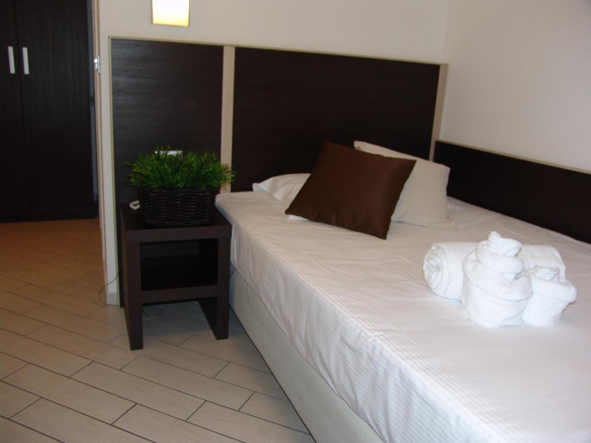 Hotel Paradise Airport Forlì Rum bild