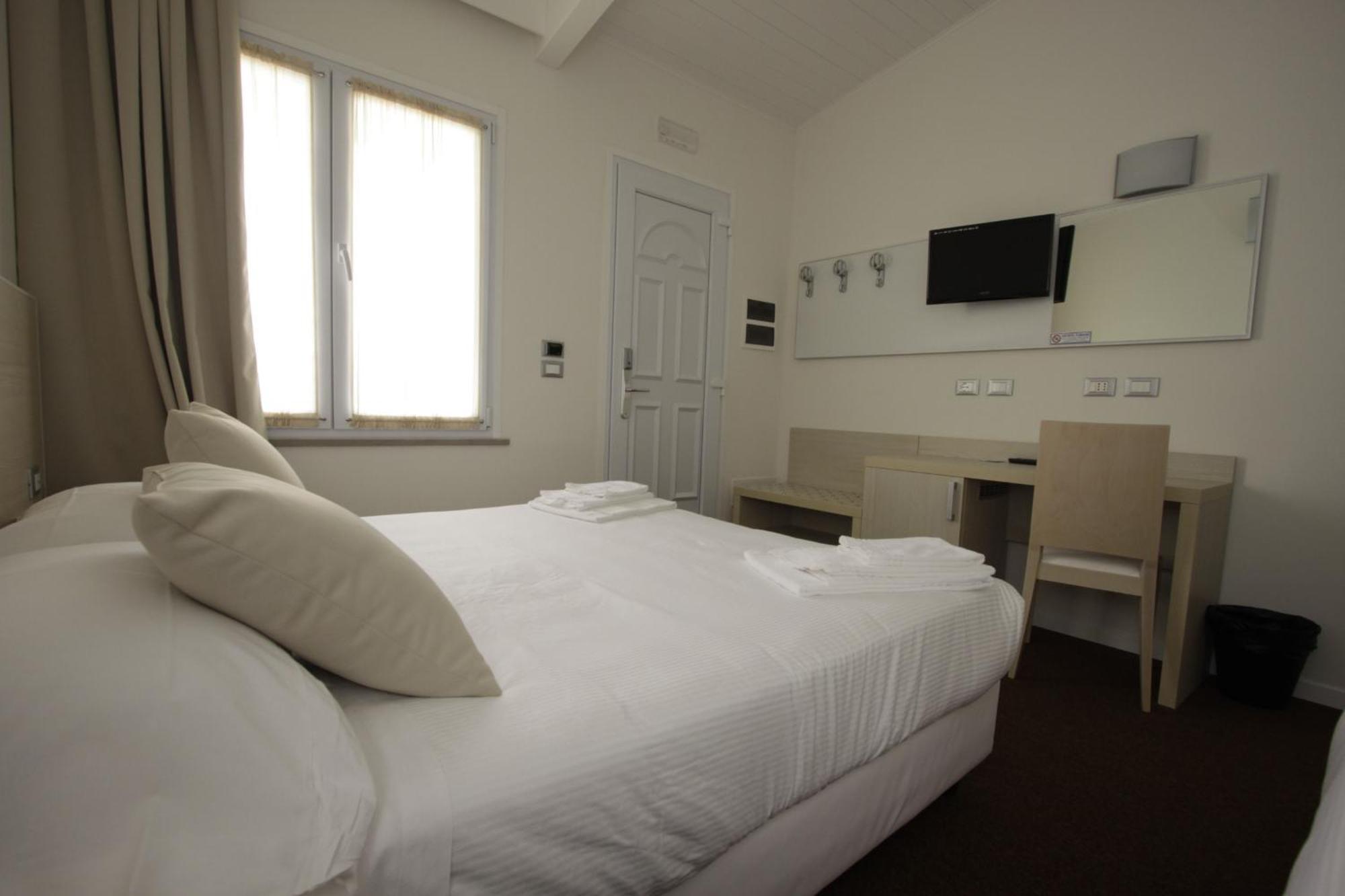 Hotel Paradise Airport Forlì Exteriör bild