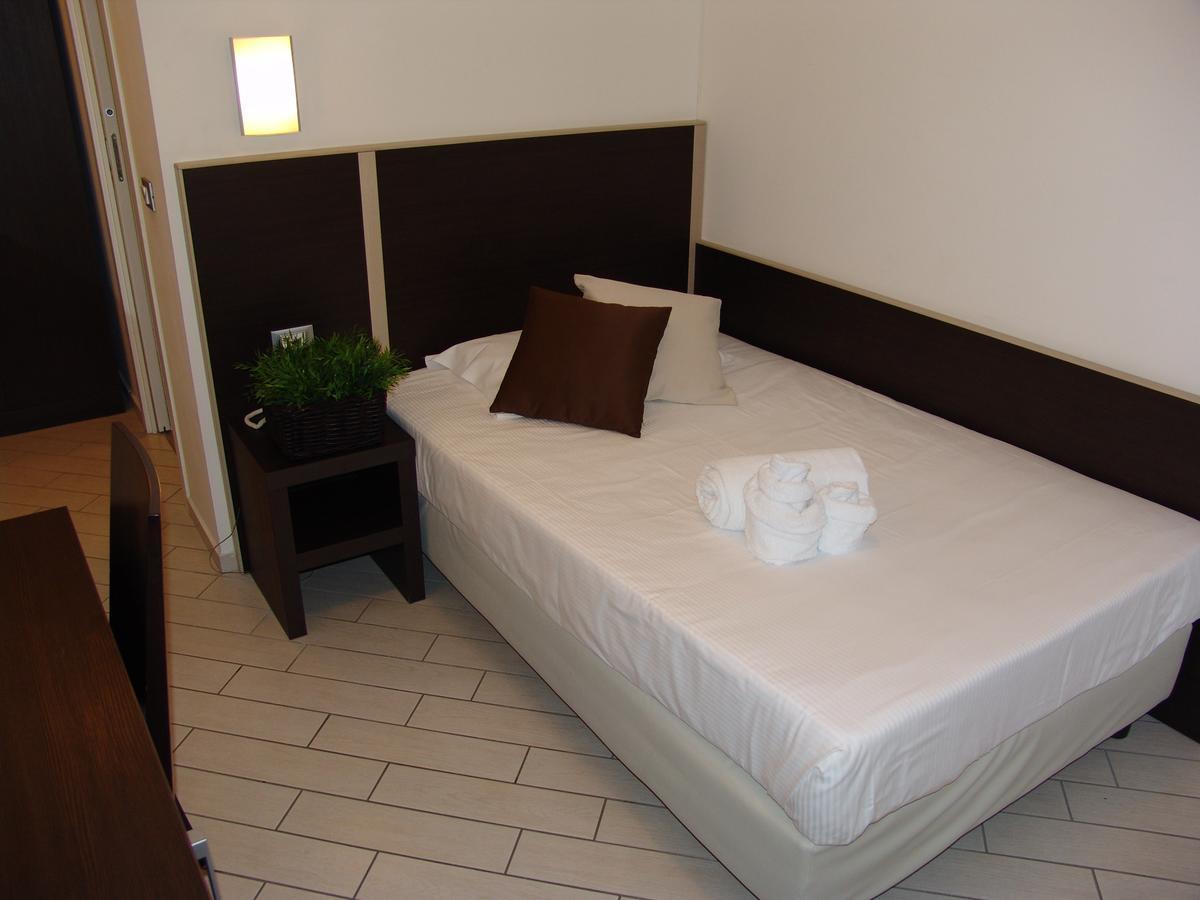 Hotel Paradise Airport Forlì Exteriör bild